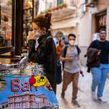 Oggi invece qui davanti sostano persone provenienti da tutto il mondo...